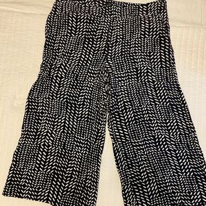 😍 Cute navy and white LOFT Capri pants!